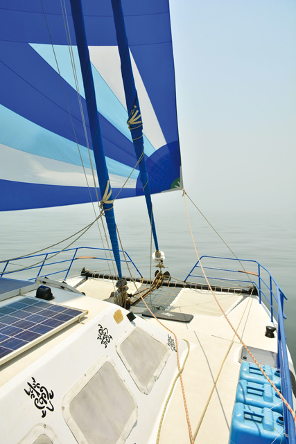 Jeune photographe en bateau