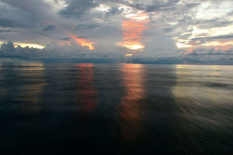 Jeune photographe en bateau