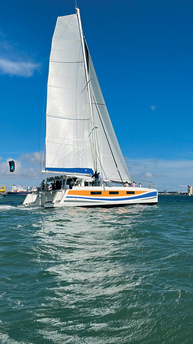L’absence de flybridge et même de tout bain de soleil permet de rabaisser la bôme à ras du rouf et du bimini.