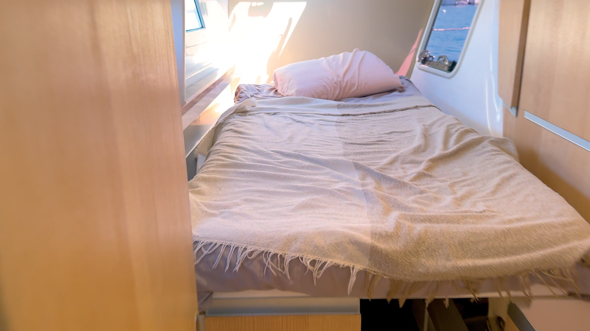 La cabine avant bâbord présente un couchage relativement étroit pour deux personnes ; on peut avantageusement convertir la zone en bureau.