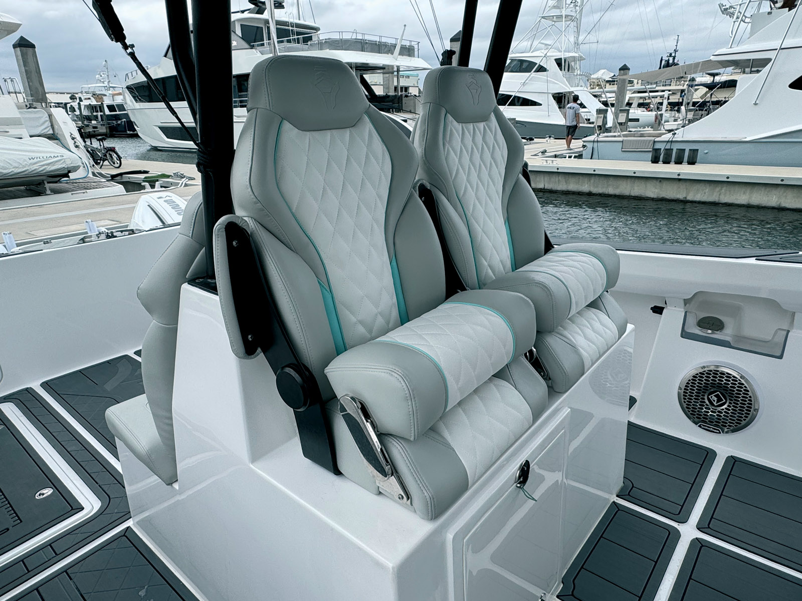 Les sièges pilote et copilote sont confortables et peuvent être utilisés en position leaning-post.