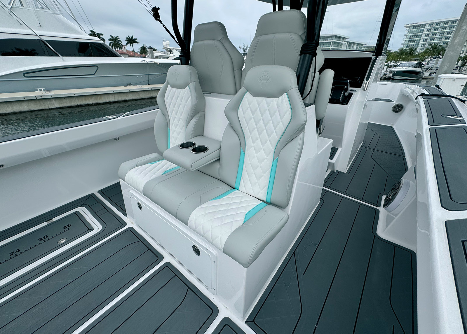 Deux confortables sièges devant la console permettent d’accueillir des invités dans de bonnes conditions.