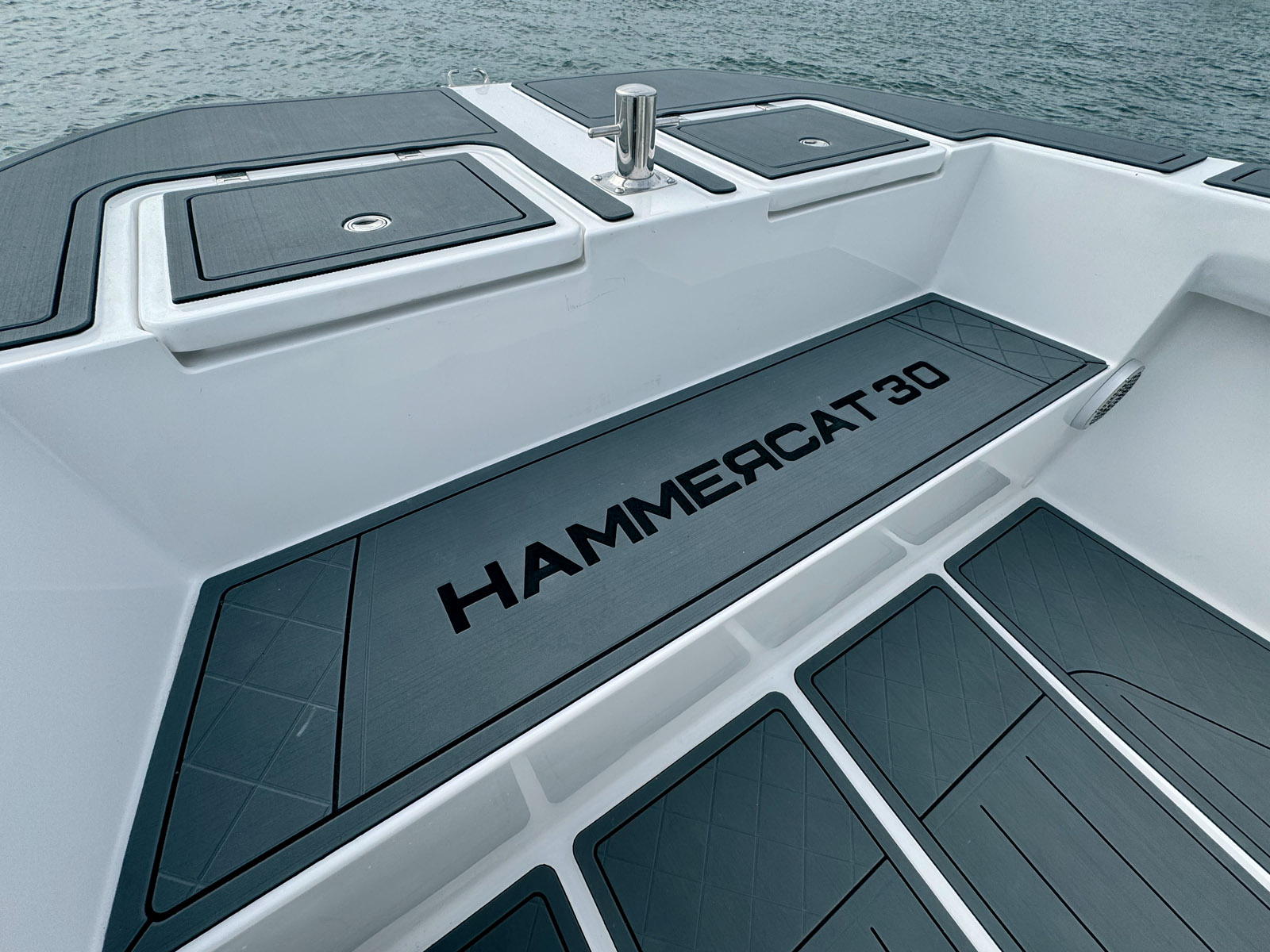 Le pont avant très dégagé dispose d’une marche pour s’asseoir ou pour accéder facilement aux coffres de proue comme à l’ancre. Cette marche peut également servir à pêcher en étant en hauteur.