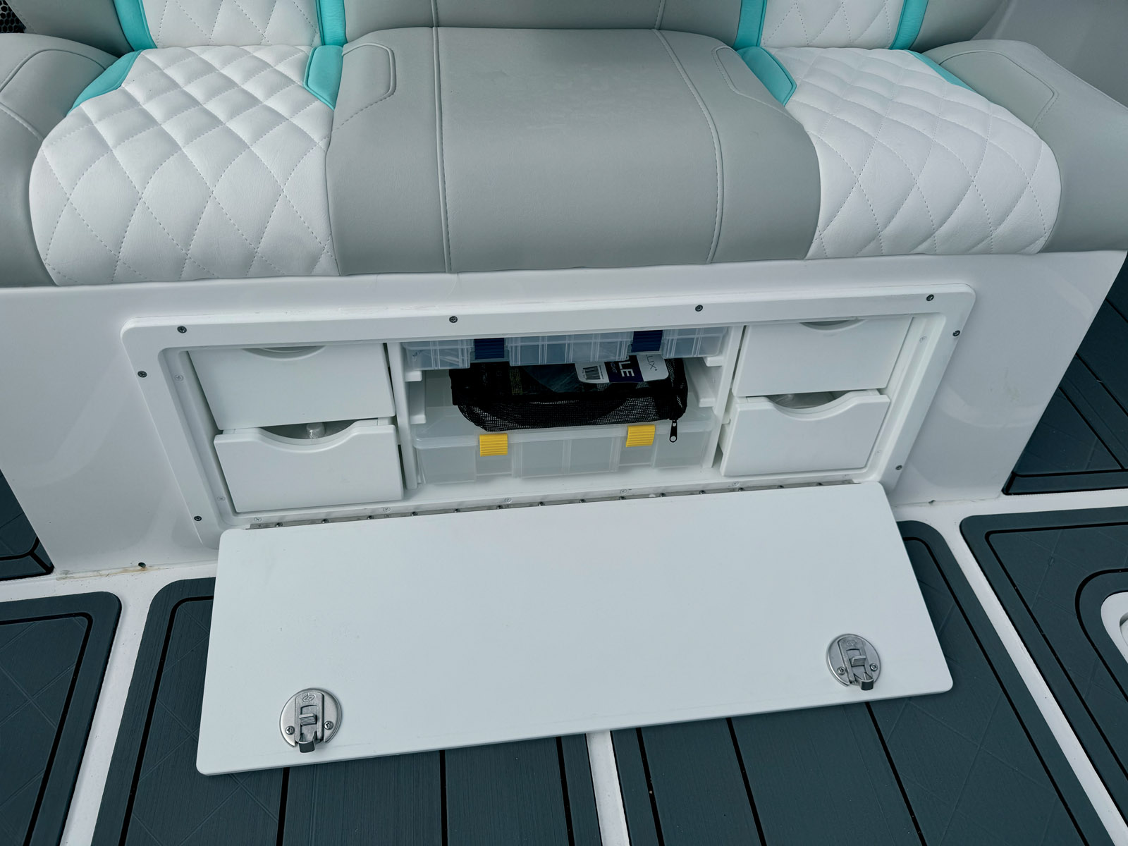 Sous le siège arrière, on trouve des tiroirs et des racks pour les boîtes à leurres.