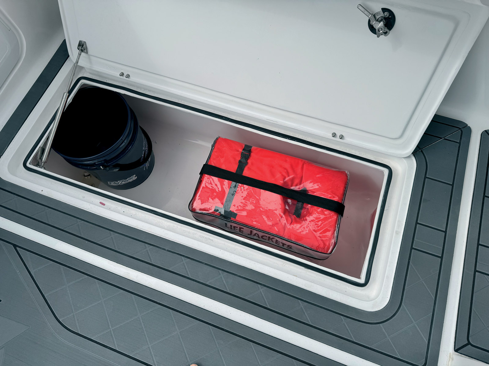 Deux grands bacs à poissons viennent prendre place dans  le plancher.