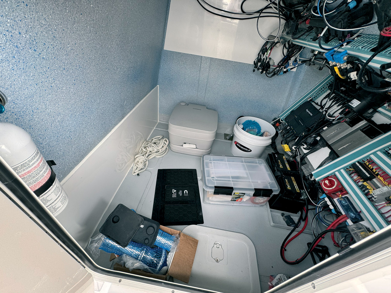 Même si le volume n’est pas très grand, la console abrite un emplacement pour un WC chimique et permet un important stockage.