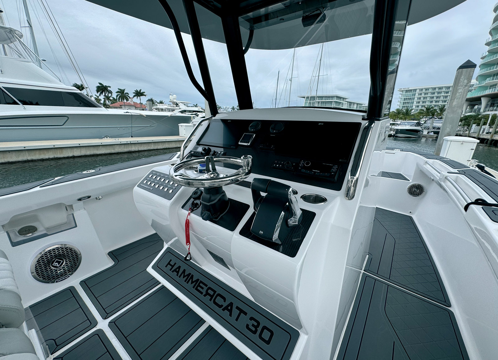 Le poste de pilotage est très complet avec toute l’électronique nécessaire, un repose pieds et des mains courantes.