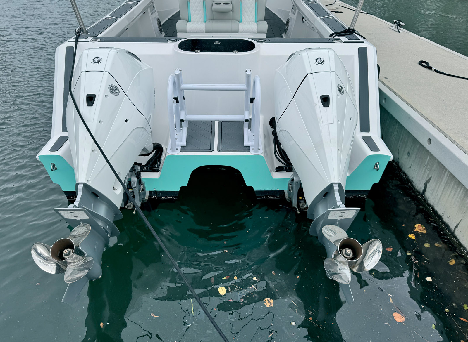 En version standard, le HammerCat en proposée avec 2 x 150 ch. Sur notre modèle d’essai nous disposions de 2 x 225 ch. Une échelle de bain est installée entre les deux moteurs - dommage qu’elle soit difficile d’accès.