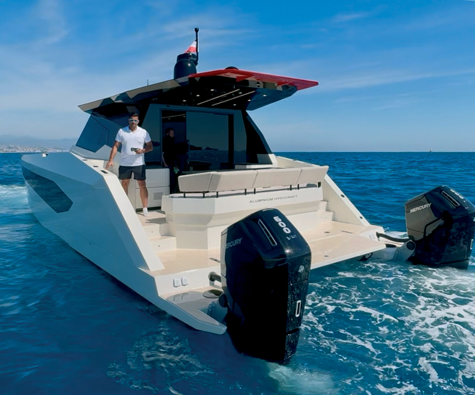 Les moteurs sont montés sur brackets et la grande plate-forme arrière rend l’accès à bord facile.