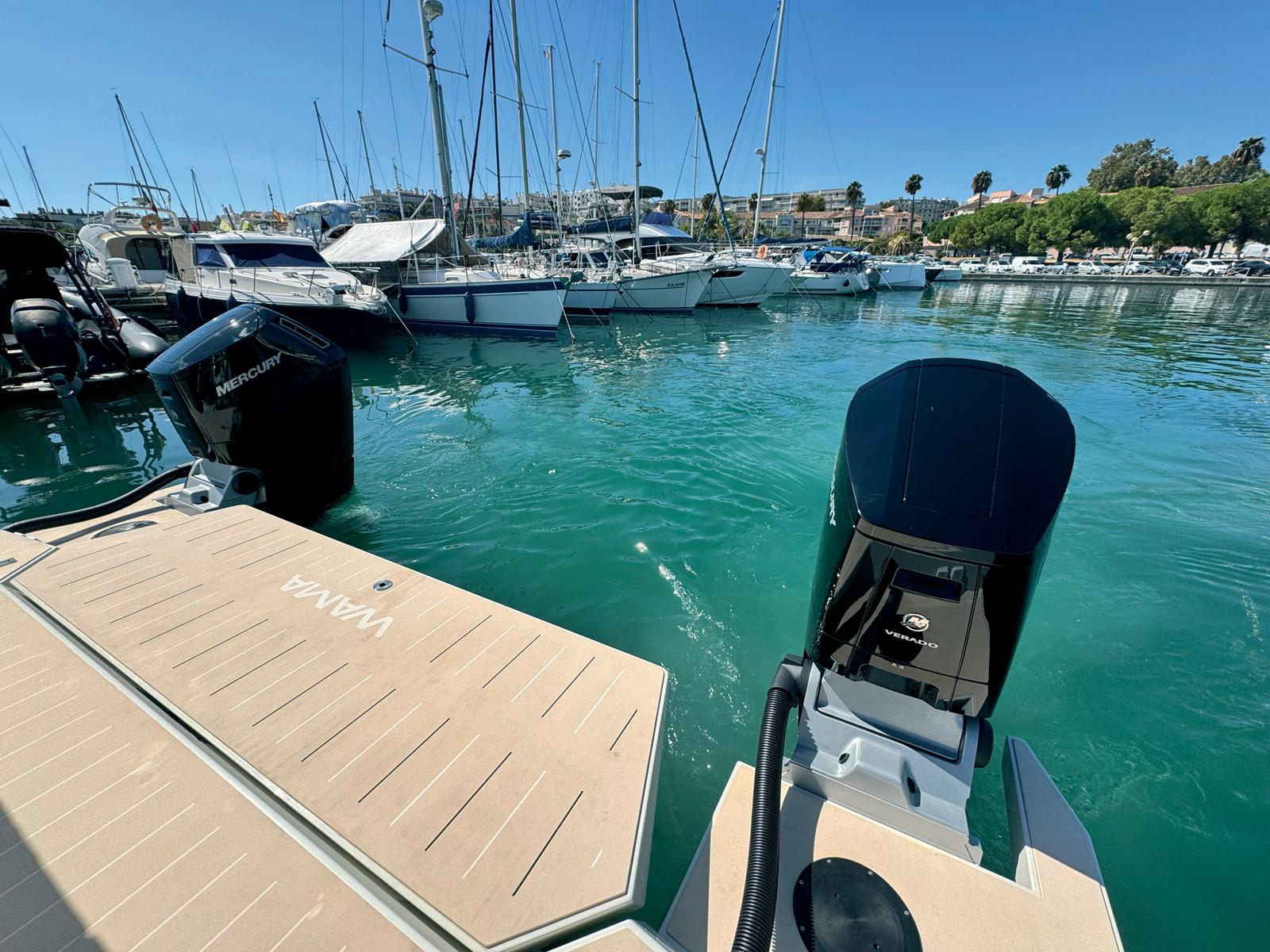 La plateforme arrière s’abaisse pour faciliter les activités nautiques ou l’accès à la mer.