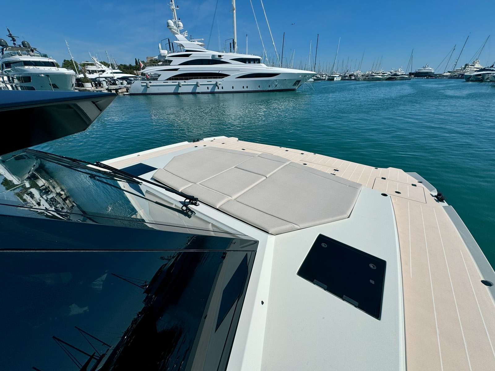 Un bain de soleil pour deux personnes est installé sur le pont avant.