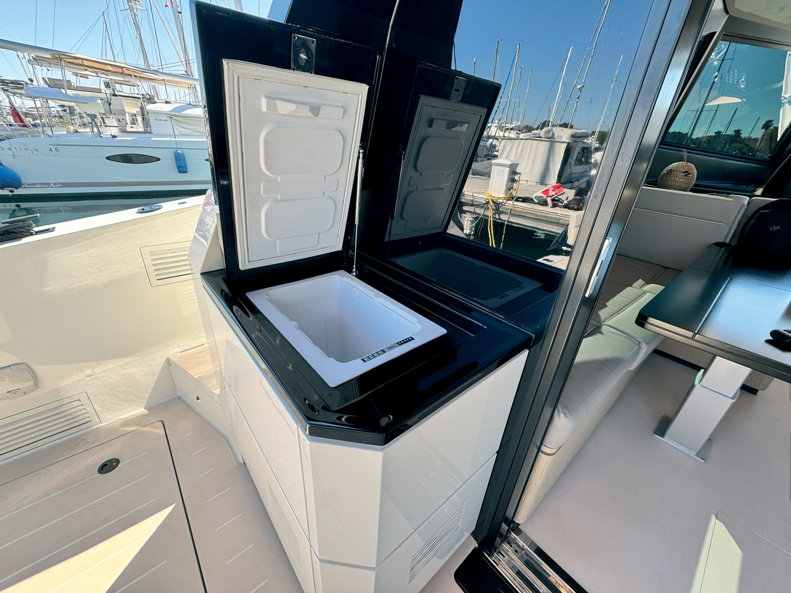 Le cockpit comprend un réfrigérateur sur bâbord et un gril sur tribord.