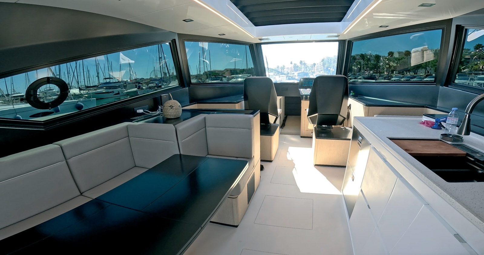 Beaucoup de place a été accordée aux passavants, ce qui limite un peu le volume dans la nacelle.