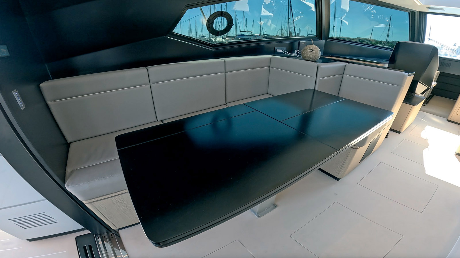 Un coin repas est installé sur bâbord et peut être converti en couchage d’appoint si besoin.