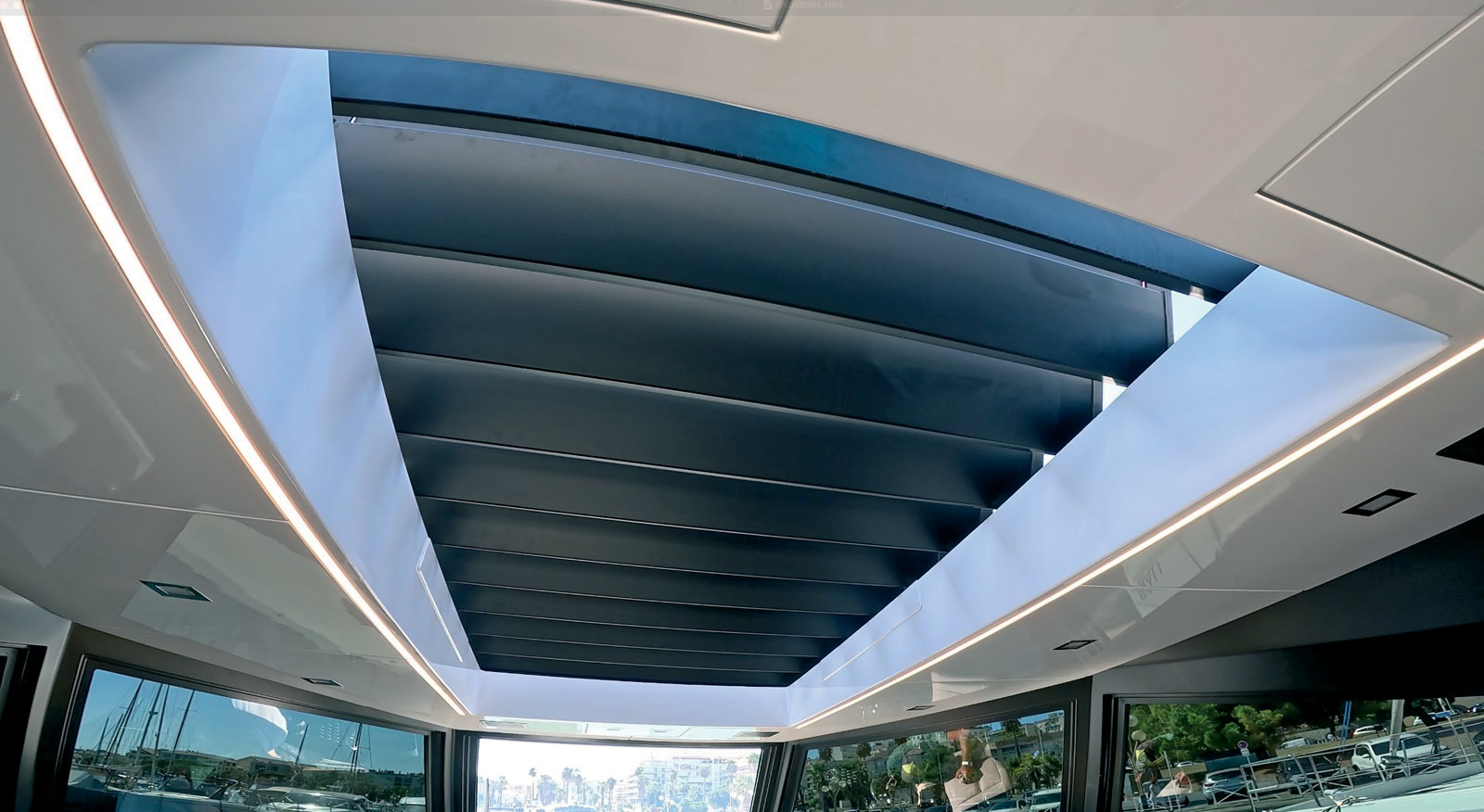 Elément unique, le plafond dispose d’un système de persiennes dont l’ouverture s’effectue depuis le tableau de bord.