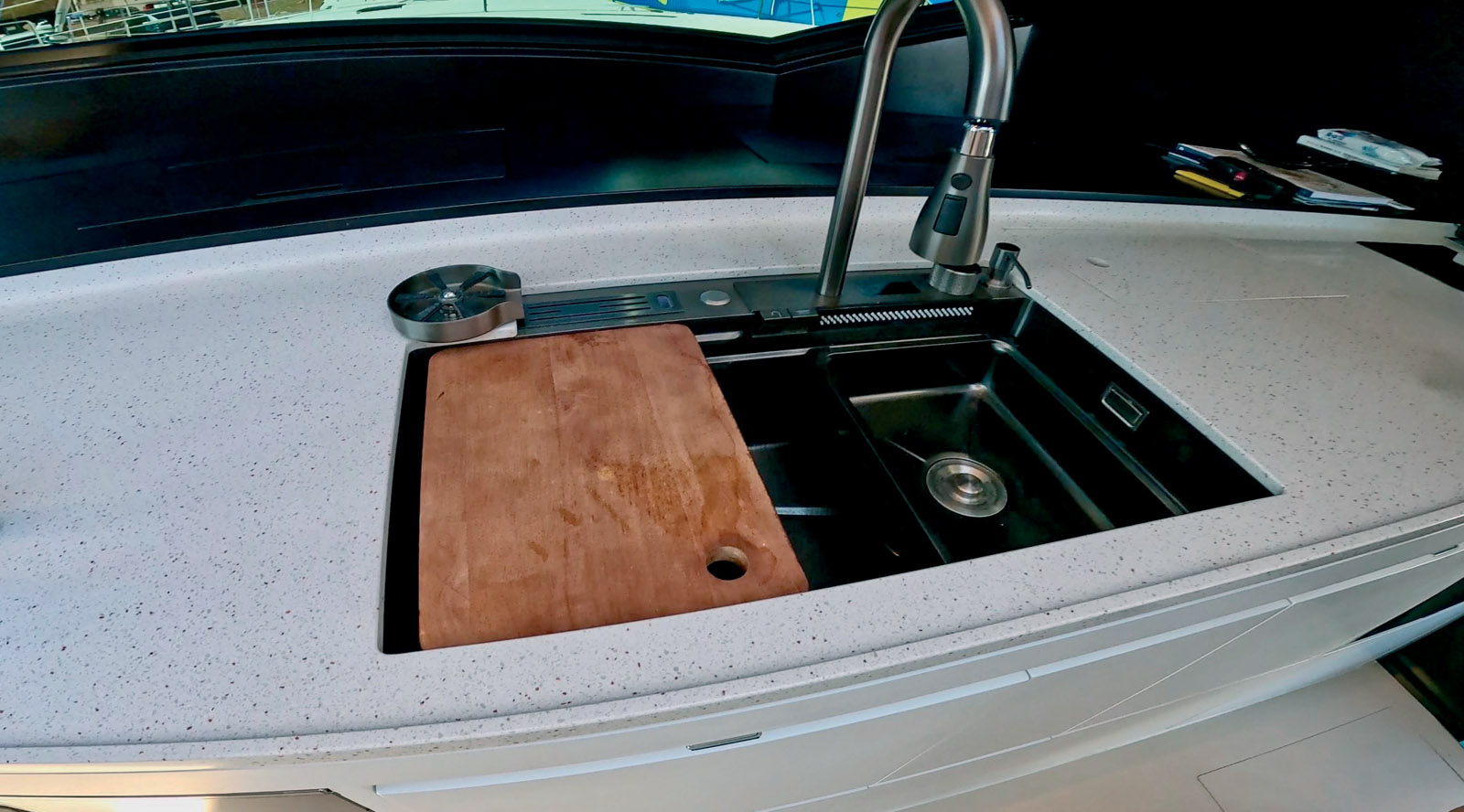 L’évier de la cuisine est à l’image de ce powercat : high-tech !