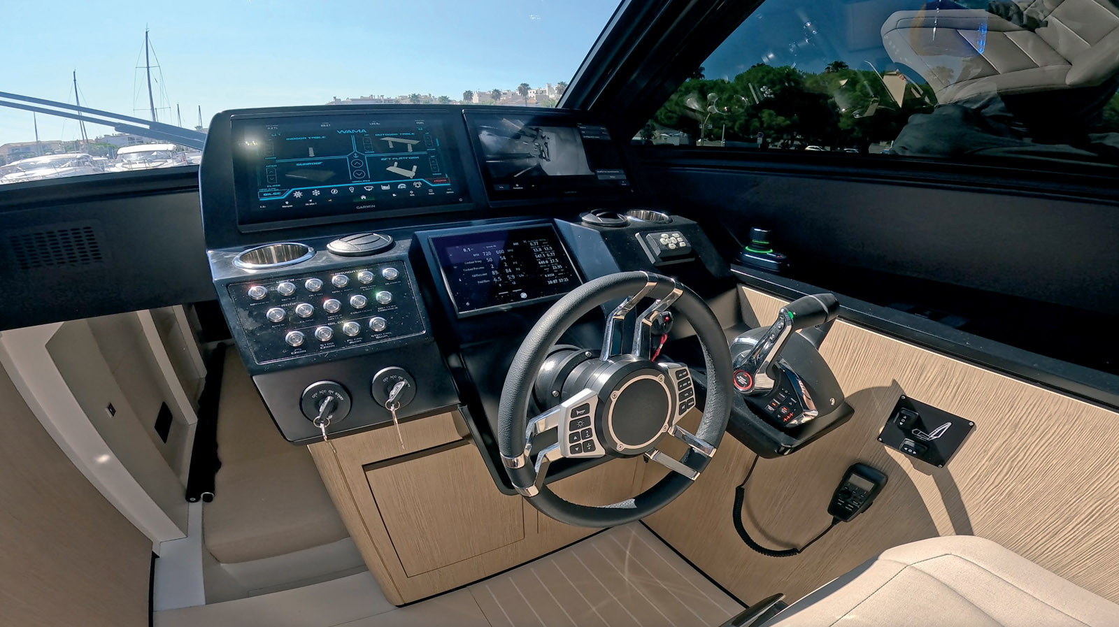 Le poste de pilotage est très complet et profite même d’un siège entièrement réglable comme sur une voiture haut de gamme.