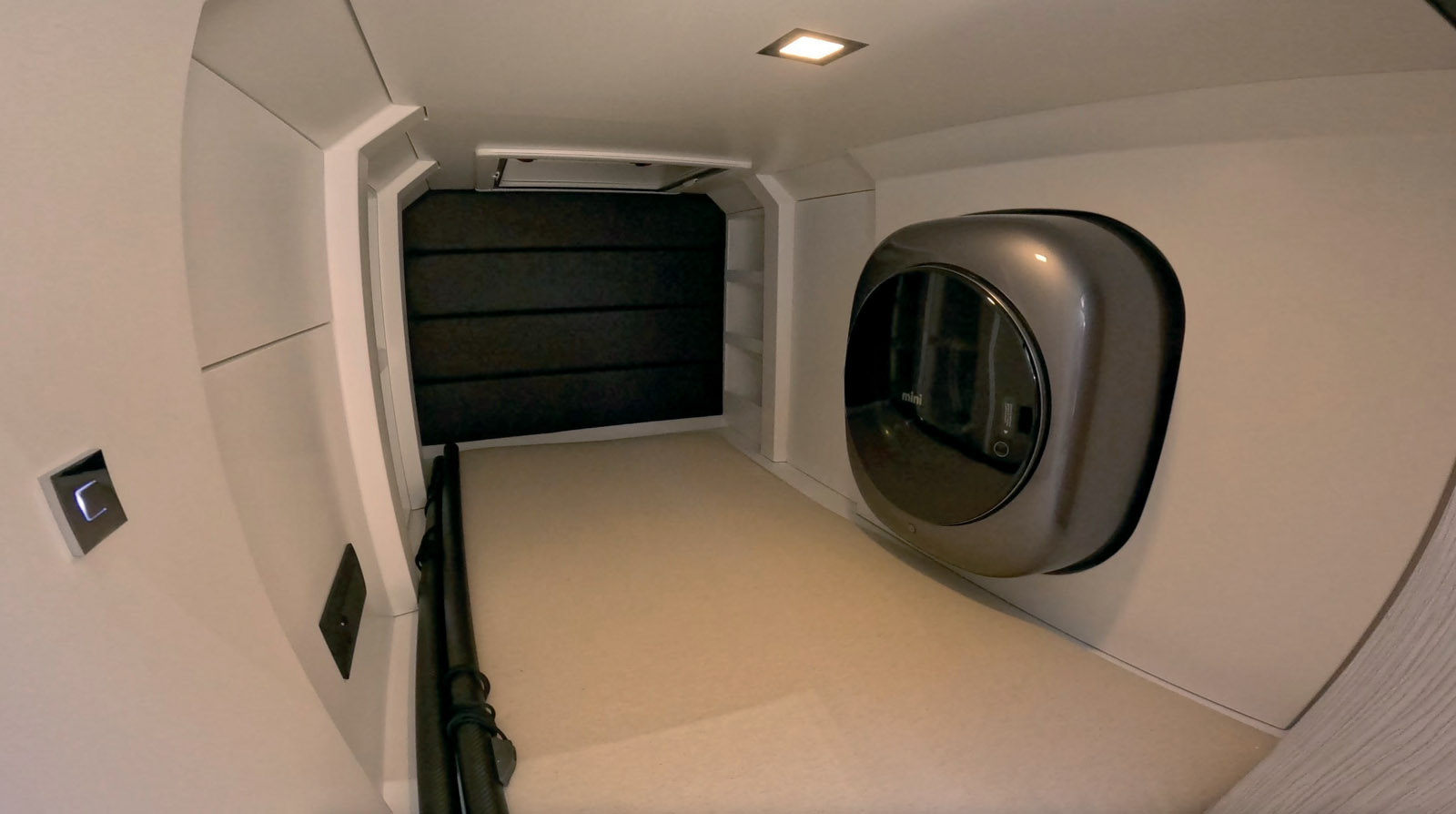 Sur l’avant, juste à côté de la console, une petite pièce peut servir de rangement, de couchage d’appoint et accueille aussi la machine à laver (option).