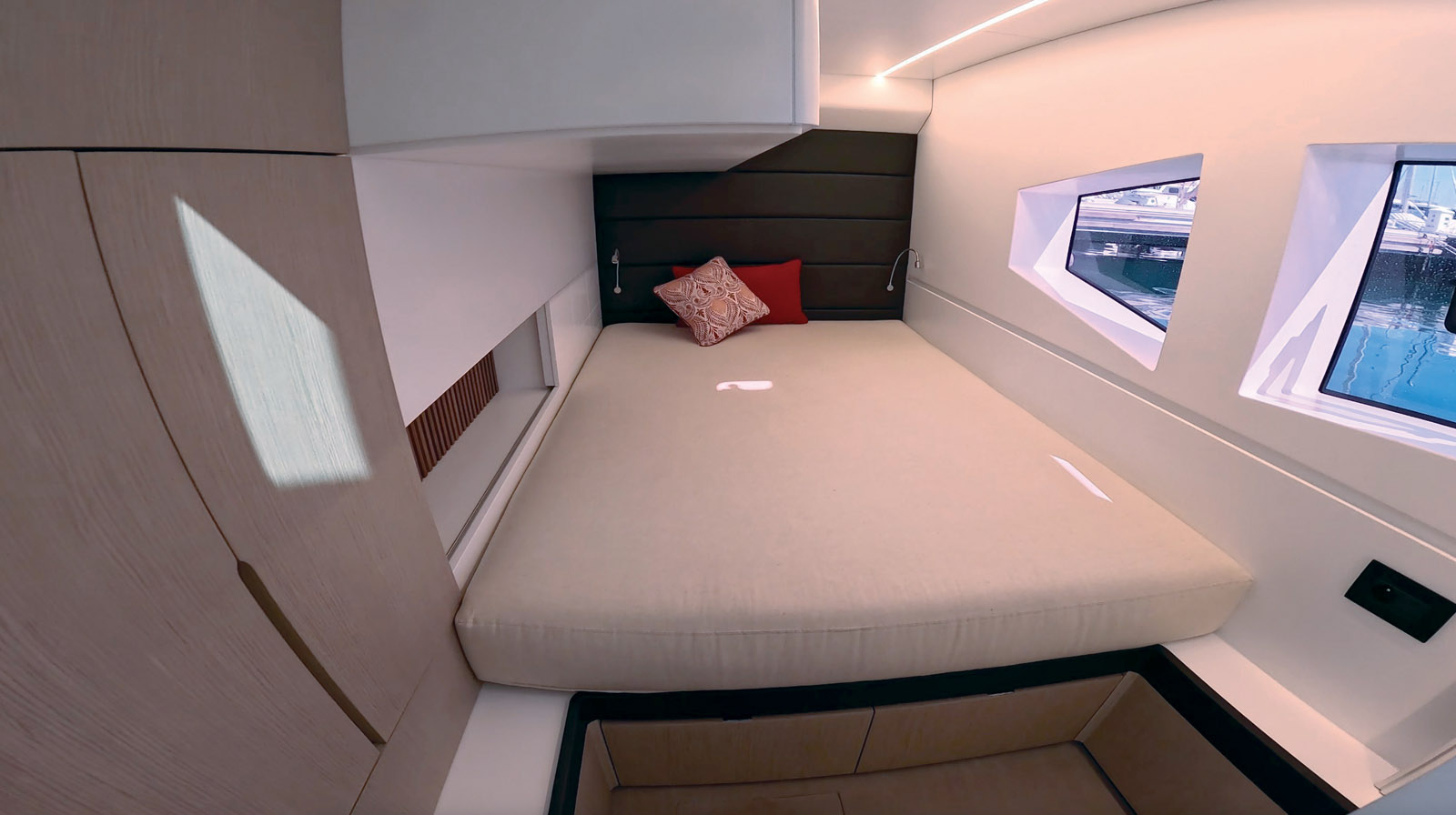 La cabine invités arrière est assez grande, mais il faudra faire attention à ne pas se cogner la tête sur l’angle vif au-dessus du lit