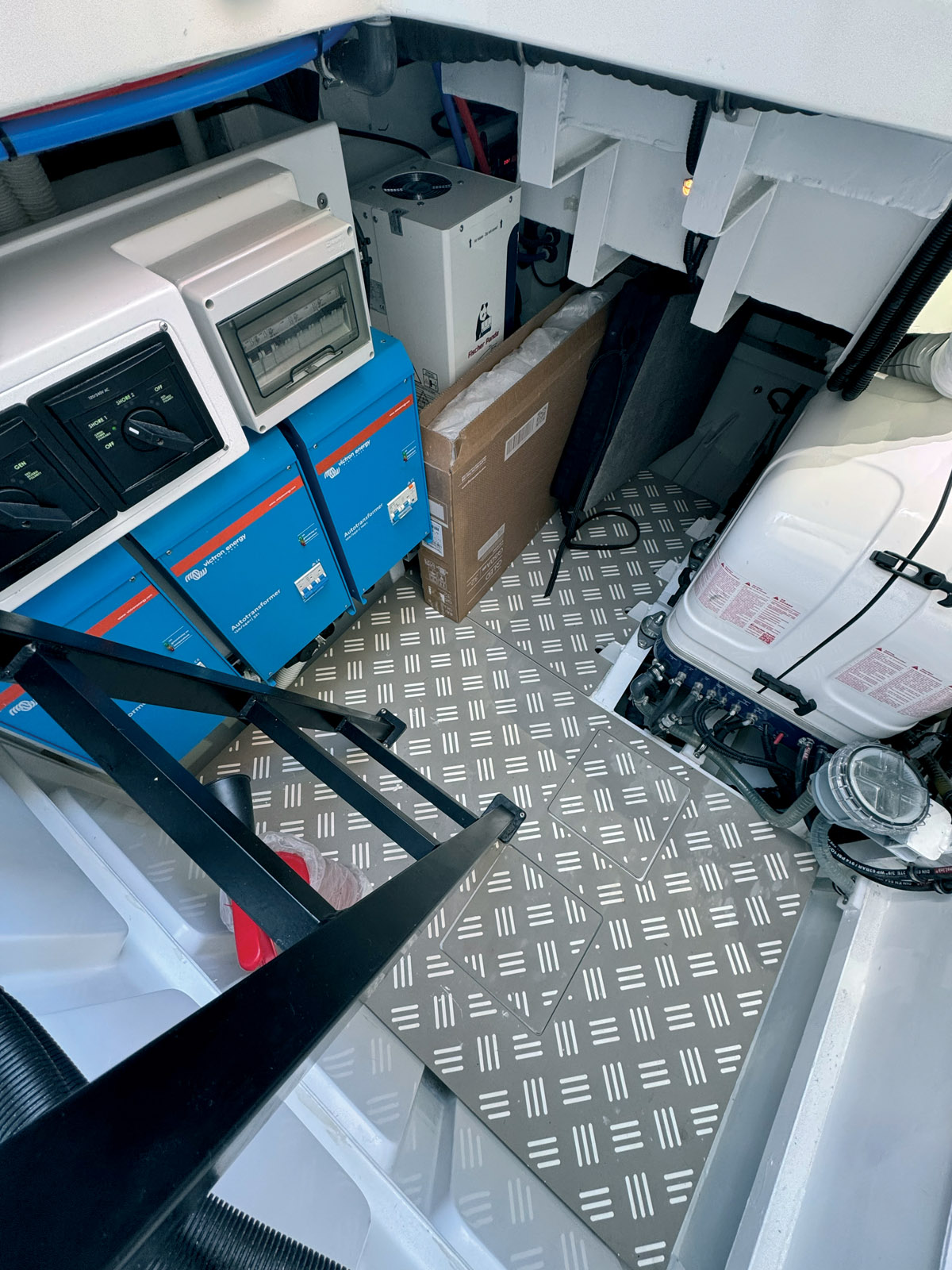 Un grand coffre technique accessible depuis le cockpit regroupe tous les systèmes du catamaran.