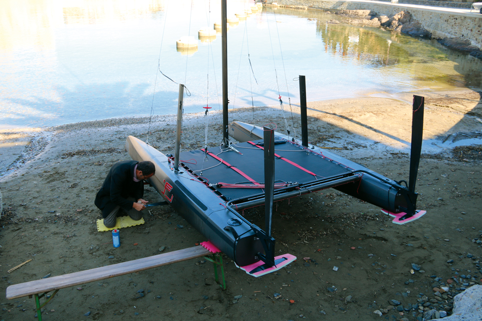 Grâce à sa largeur limitée à 2,55 m (gabarit routier), l’iFly 15 peut être transporté sur la route à plat et sans démontage.