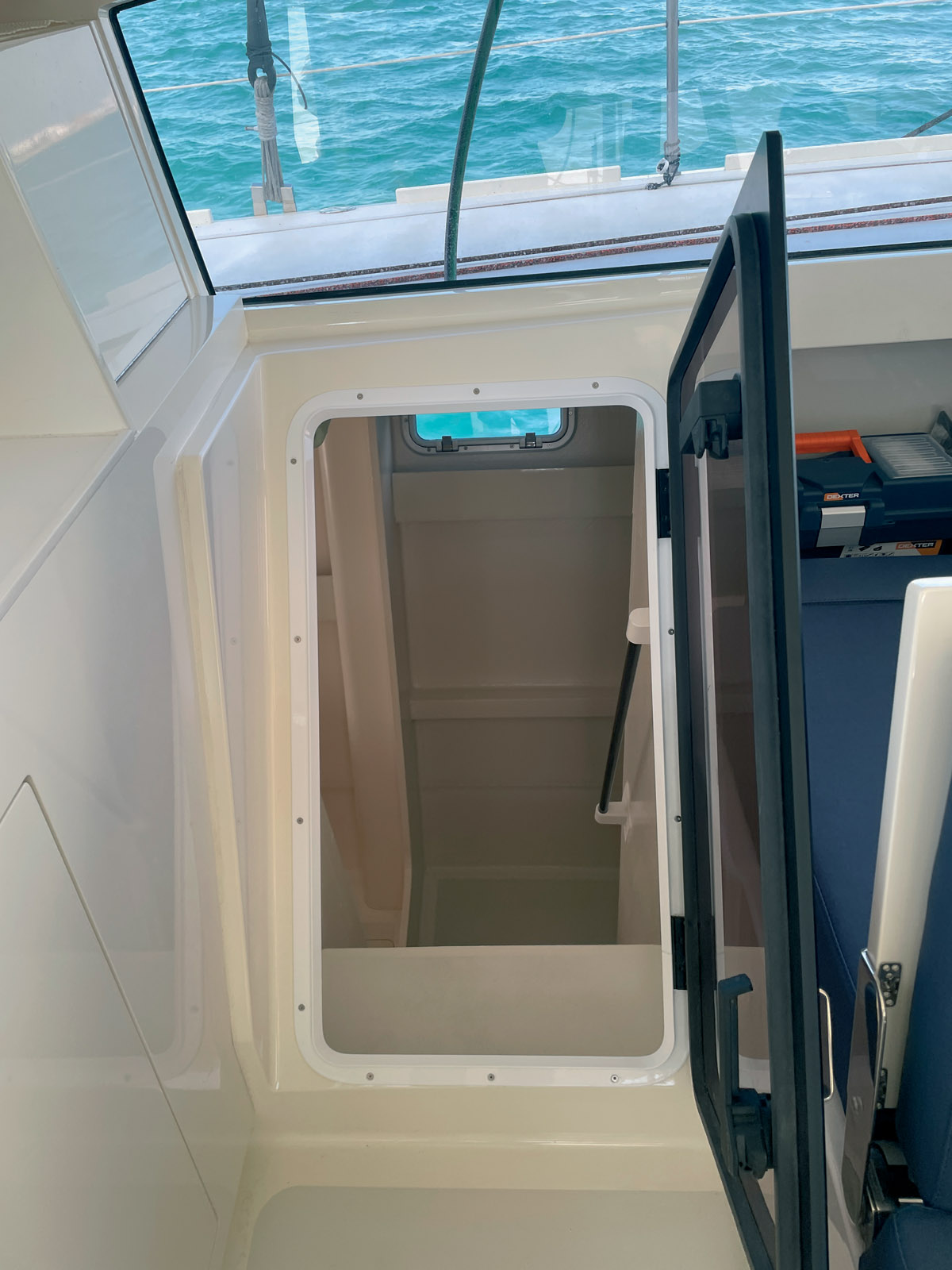 Des portes étanches permettent de garantir la flottabilité des coques en toutes circonstances ; il manque quelques centimètres de hauteur et/ou une inclinaison plus forte pour écarter le risque de se cogner la tête.