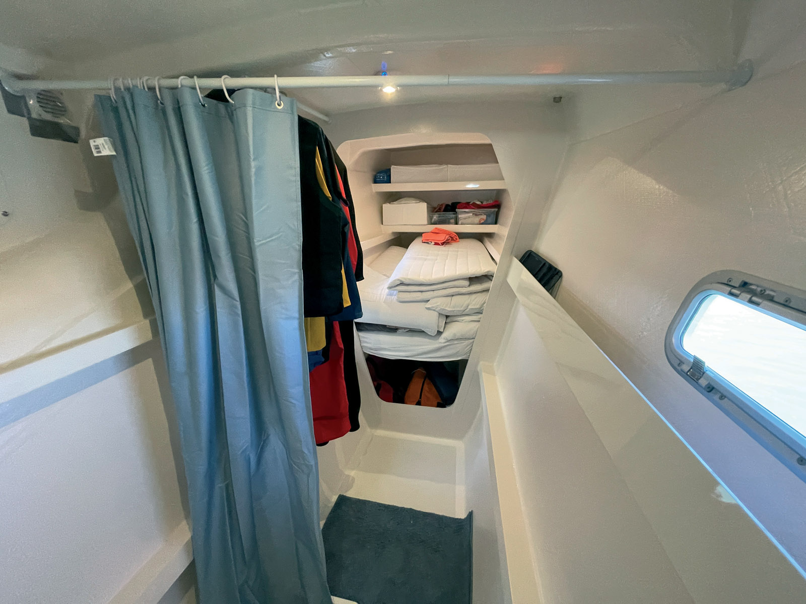 Les portes sont ici remplacées par de simples rideaux.