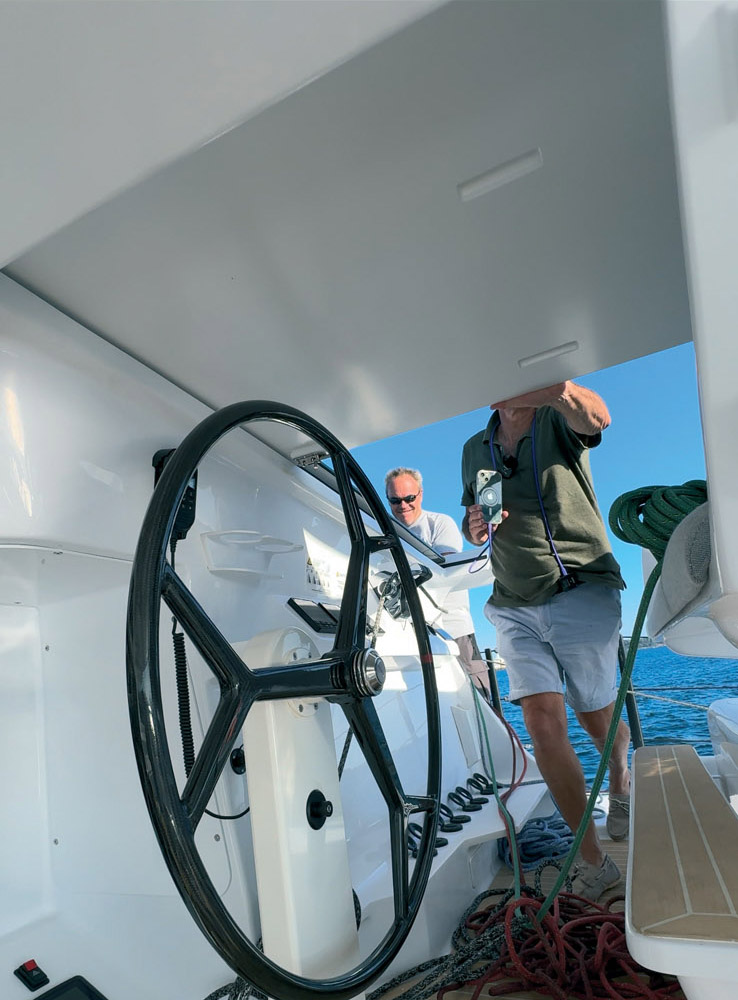 A la barre, on dispose de plusieurs positions : quand on est en bas, on peut fermer un capot pour profiter d’une protection totale tout en conservant une vue  parfaite sur le plan d’eau à travers les vitrages du rouf. La nuit, il faudra éteindre le carré.