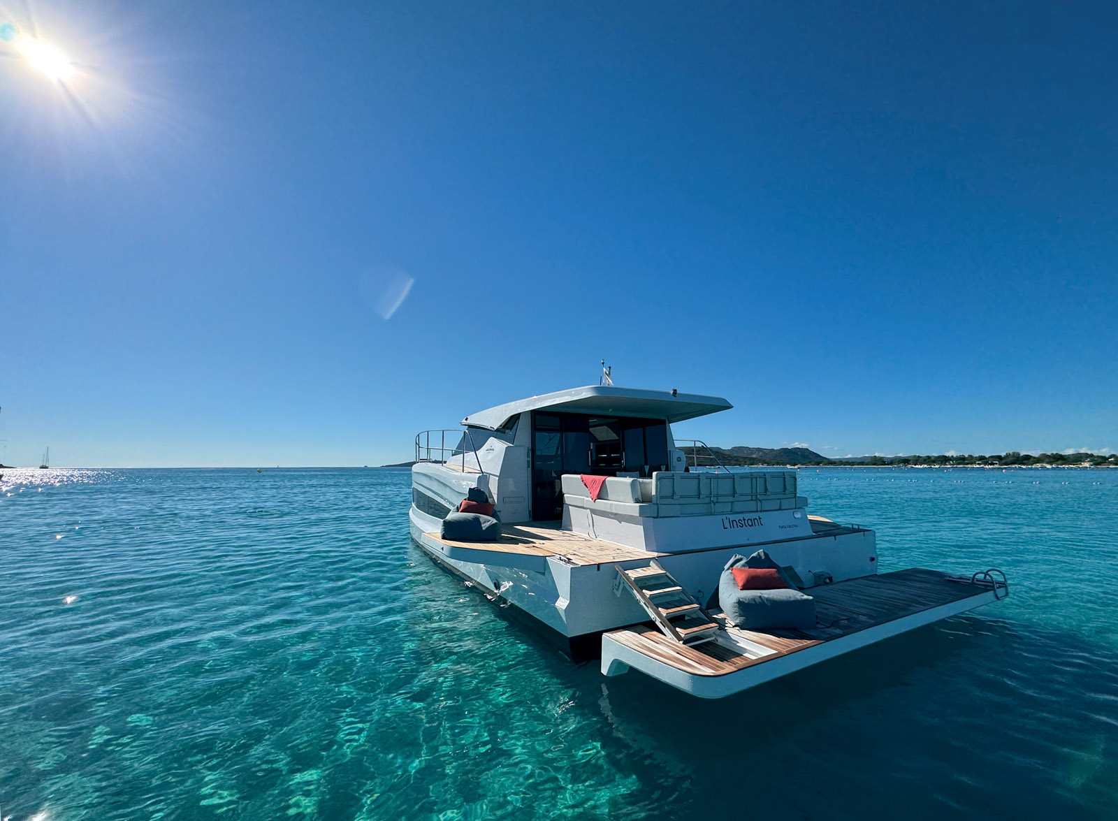 Au mouillage, on peut profiter de l’immense plateforme hydraulique et des pavois rabattables.