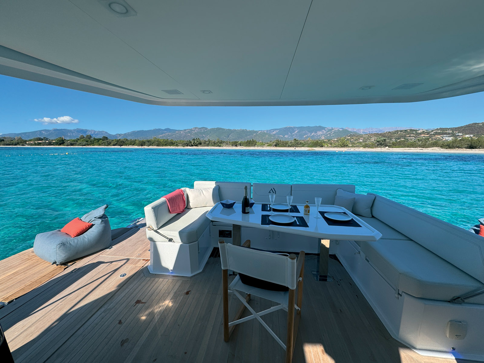 Table extérieure pour la version Sedan contre module solarium/cuisine pour le Sport Cruiser ; quel est l’aménagement que vous préférez ?