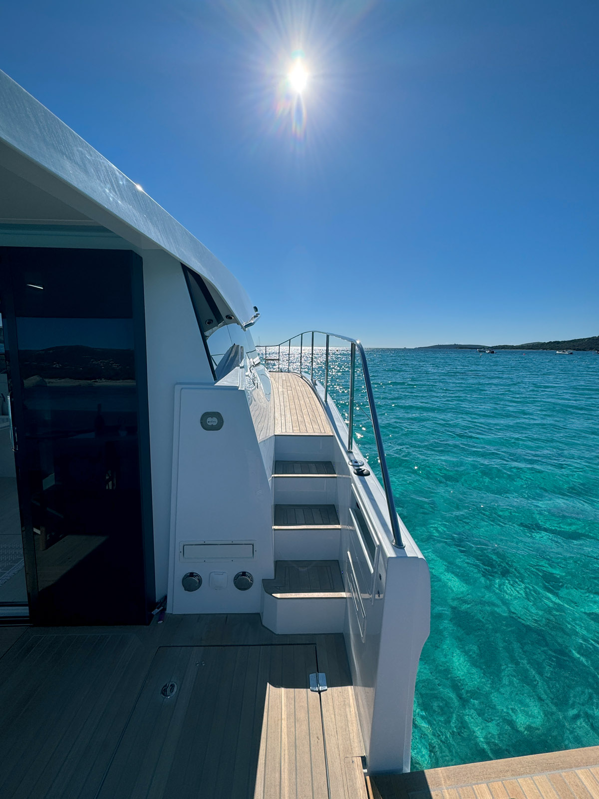 Les architectes, malgré la circulation centrale, ont maintenu des passavants parfaitement fréquentables.