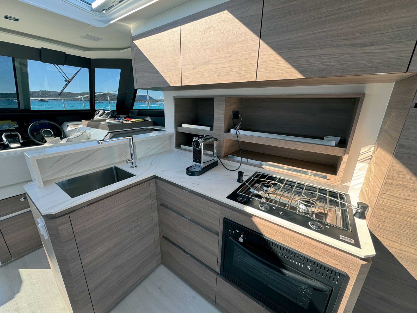 La cuisine en L est compacte mais parfaitement agencée et équipée. Ici, les angles ont été biseautés ; ils mériteraient d’être arrondis.