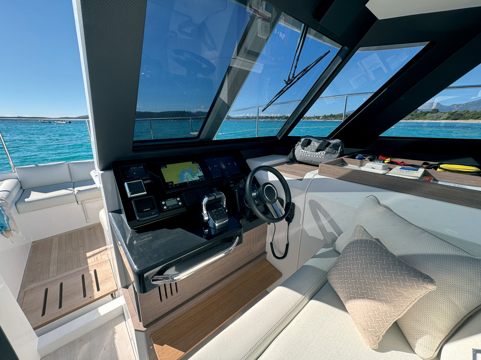 Le confortable poste de pilotage jouxte la porte avant ; quand cette dernière est ouverte, la visibilité peut être un peu altérée sur bâbord.