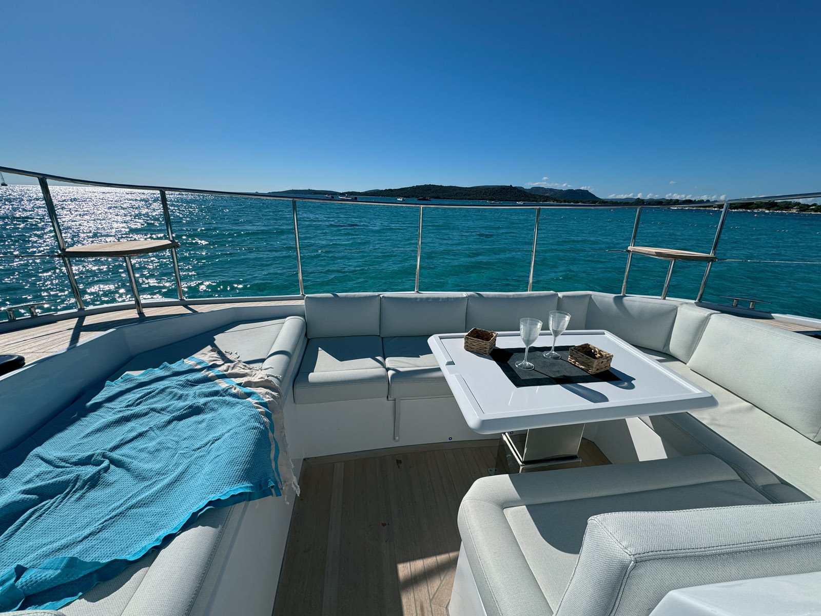 Le cockpit avant s’avère très confortable ; la table peut s’abaisser pour constituer un solarium XXL.