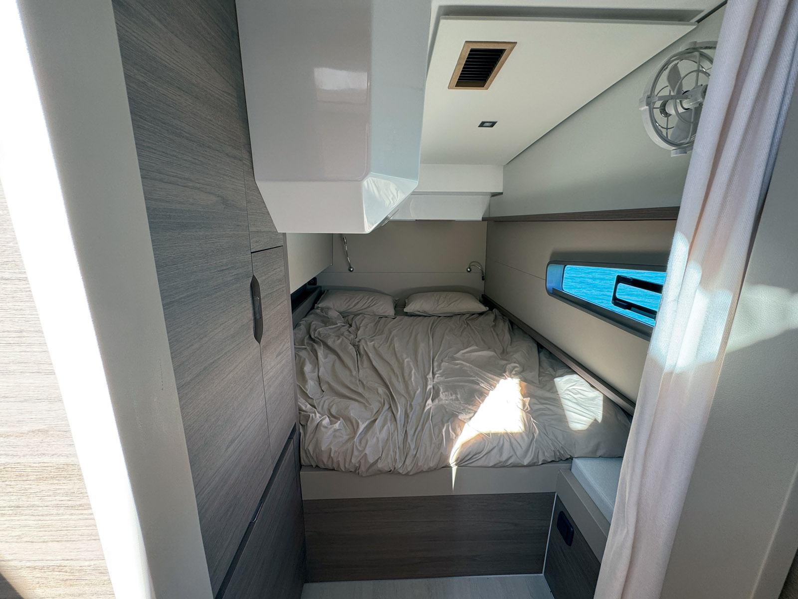 Dans la version deux cabines, le Propriétaire s’installe à bâbord et profite d’un grand dressing.