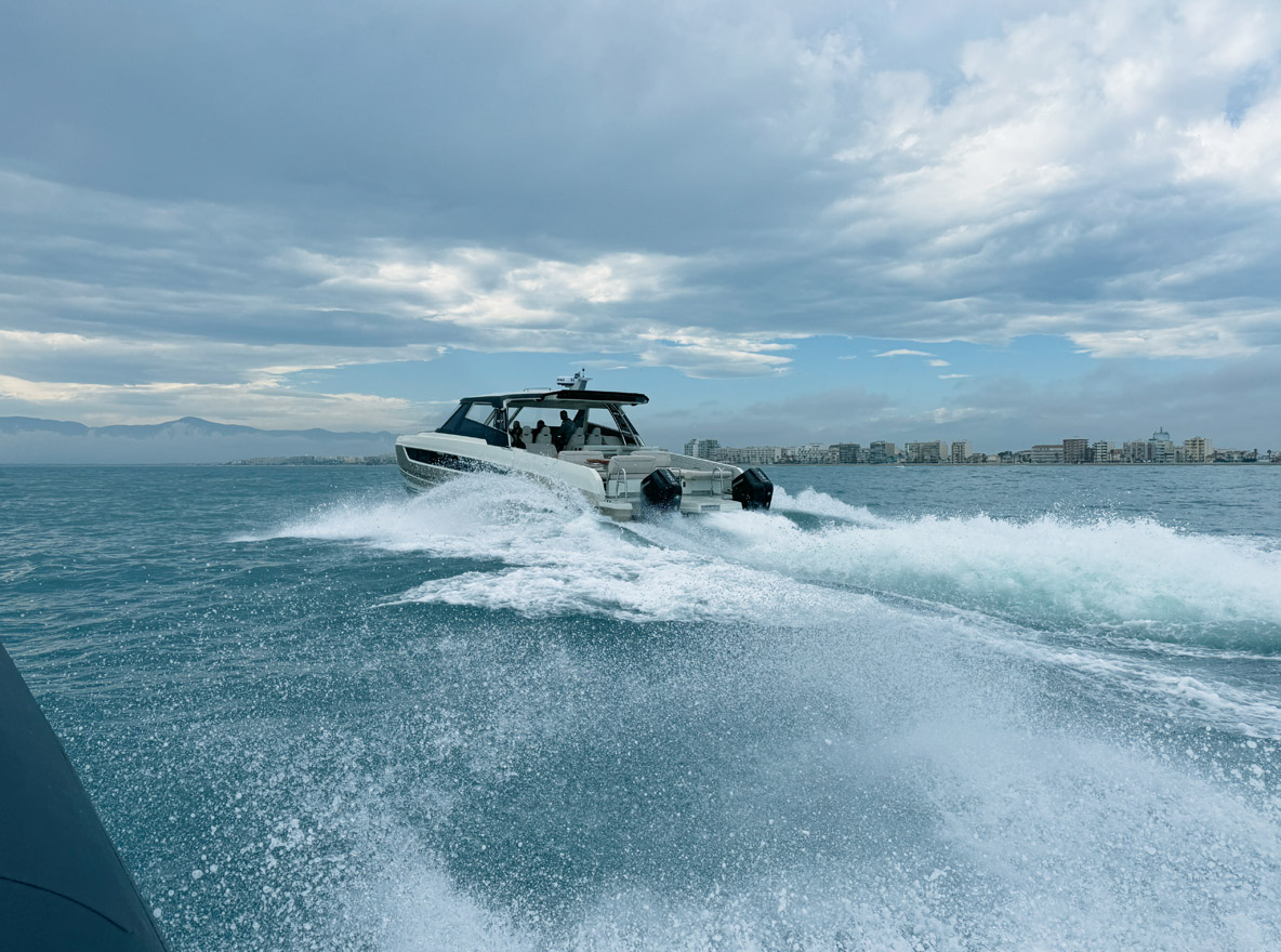Le régime de croisière recommandé par le constructeur se cale entre 4 000 et 4 500 tours/minute ; la vitesse est alors d’environ 20 nœuds.