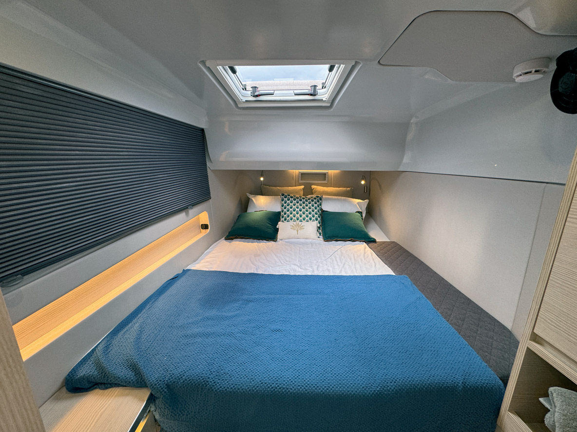 Les cabines sont symétriques ; elles offrent un grand couchage de 2 x 1,58 m et de nombreux rangements.