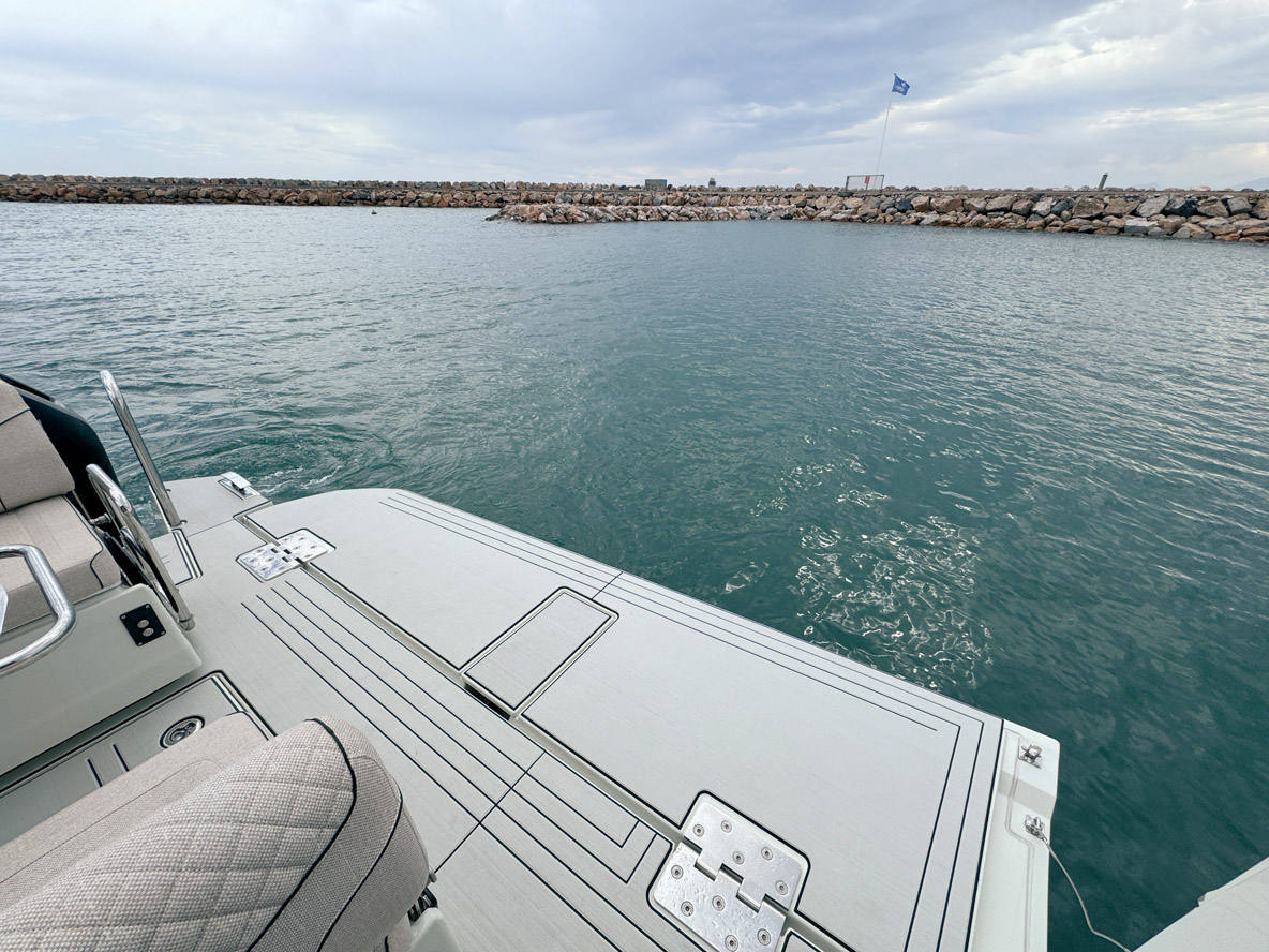 Chaque pavois supporte une charge de 300 kg – c’est du costaud ! La commande est électrique et l’opération ne prend que quelques secondes.