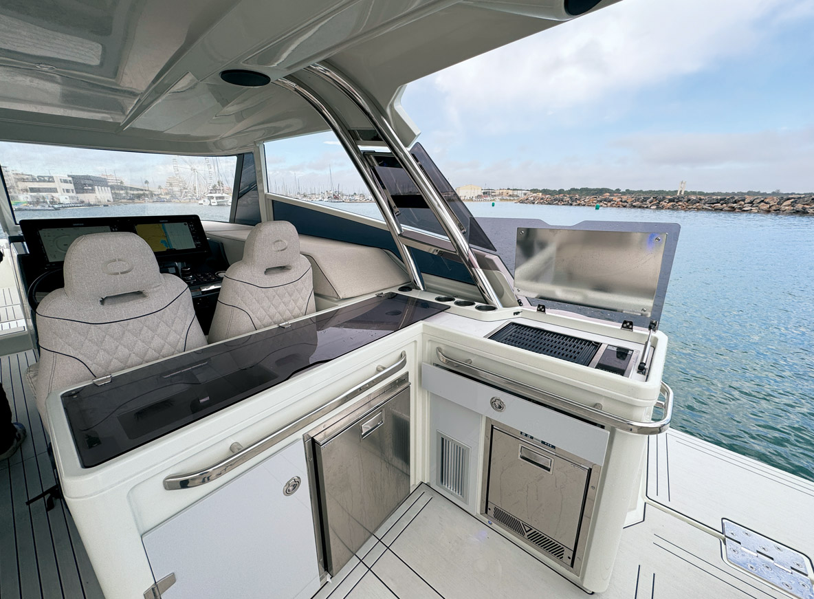 La cuisine en L peut être équipée en option  d’un icemaker ou  d’un réfrigérateur  supplémentaire.