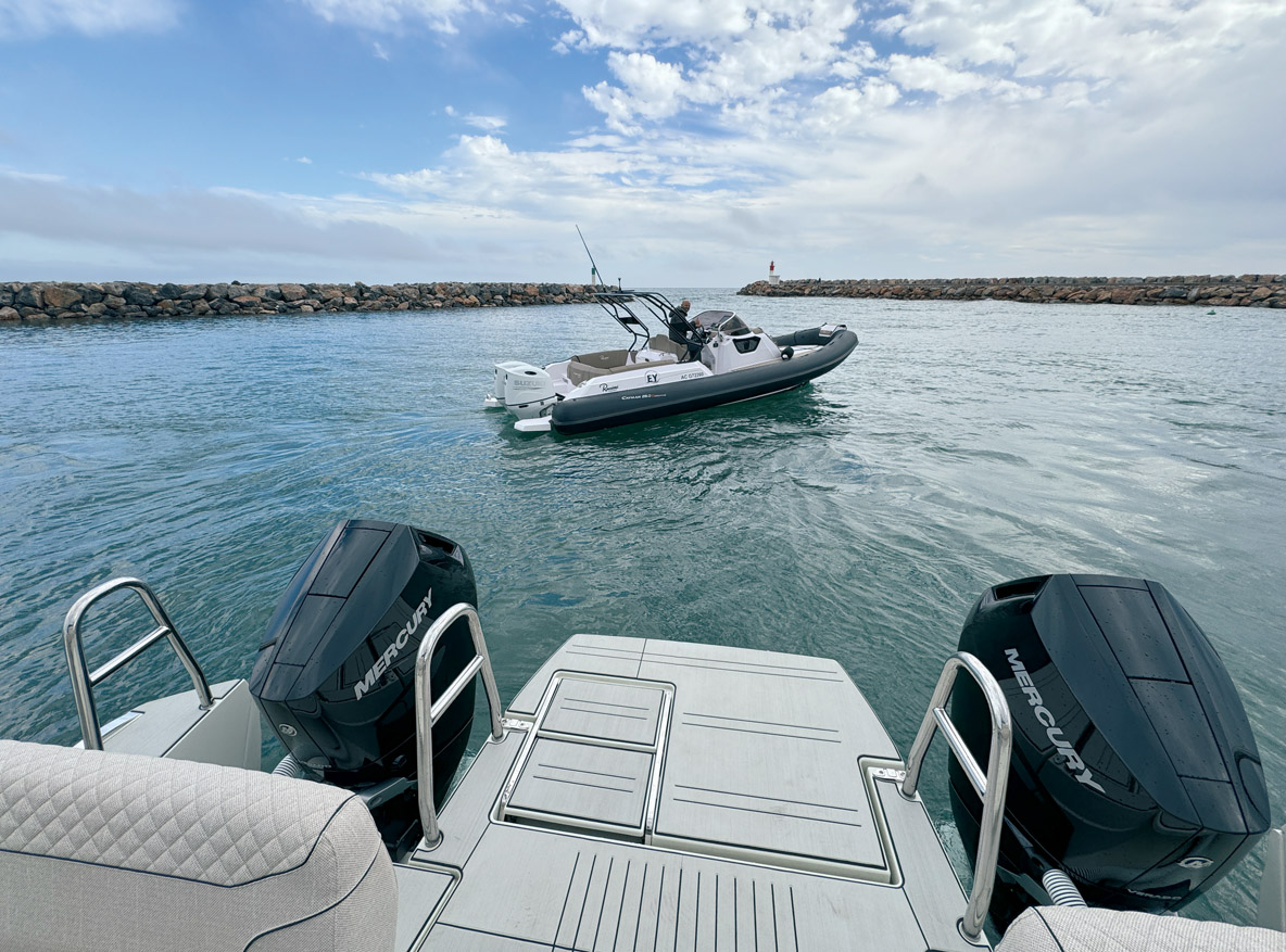 La plate-forme arrière, en coulissant vers l’eau, déploie ses marches côté tribord – astucieux ! Elle permet également de remonter à bord sans efforts les « jouets nautiques ».