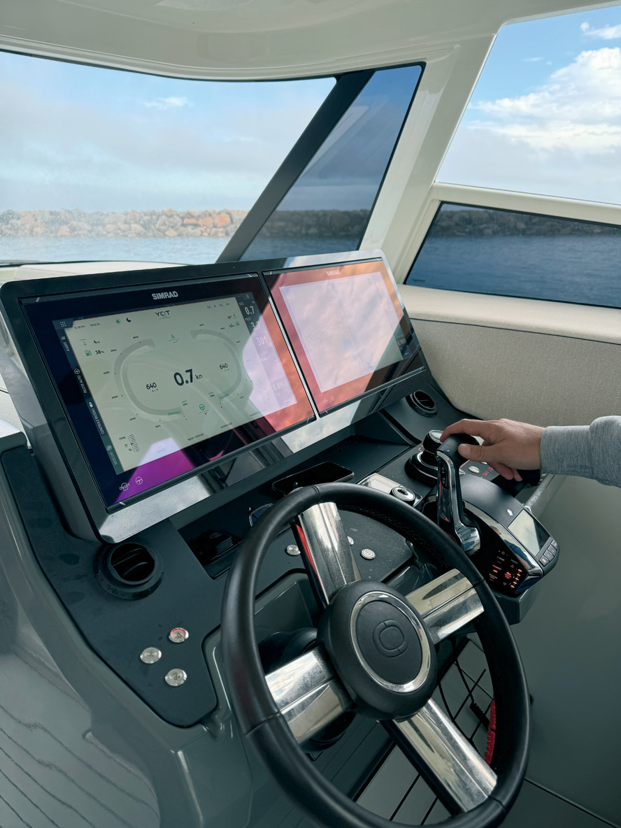 Le poste de pilotage  présente deux grands écrans de 16 pouces.