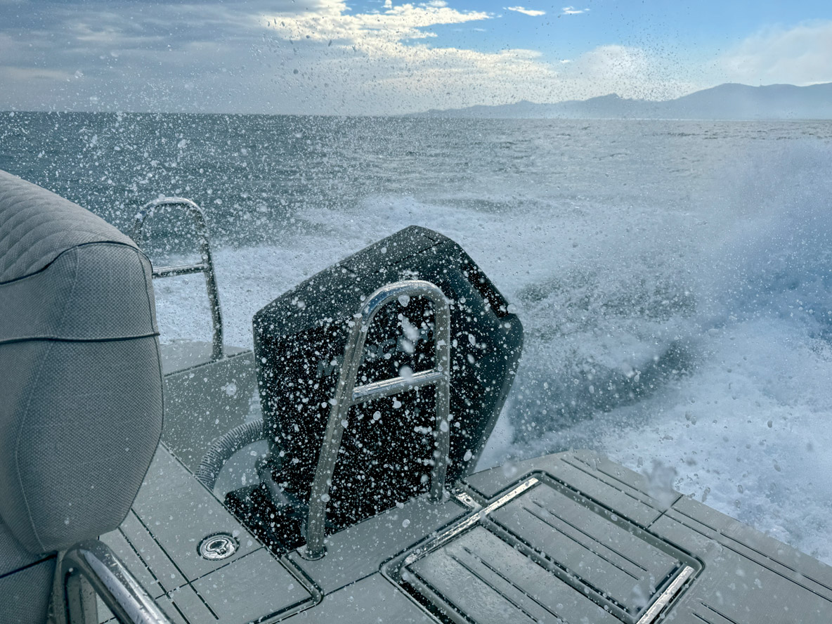 Quelques retours d’embruns peuvent être observés à l’arrière du cockpit.