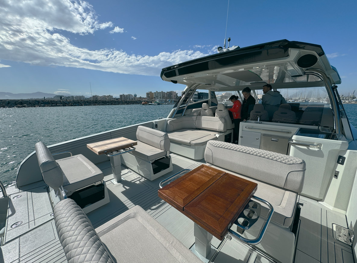 Le cockpit propose deux carrés-dînettes transformables en solariums.