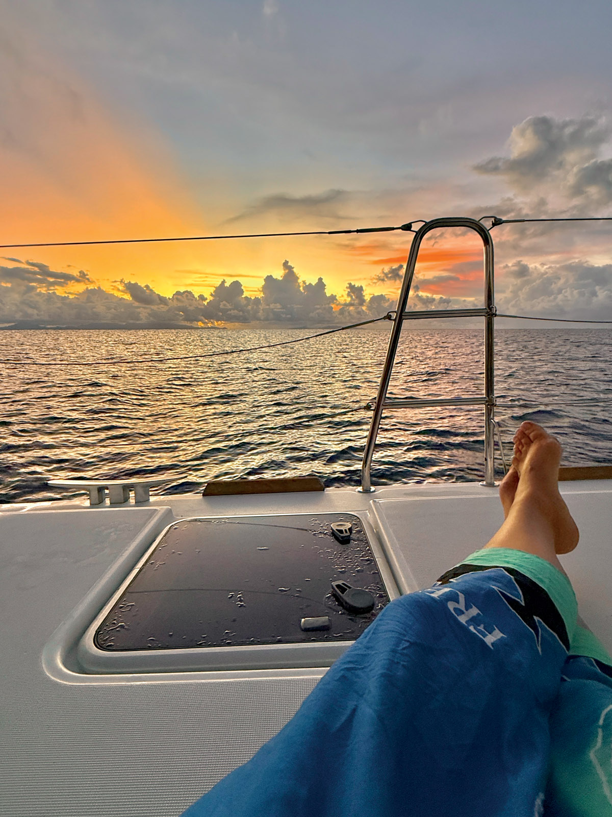 Le Lagoon 620 est si grand qu’on peut s’isoler partout lorsqu’on ressent le besoin de prendre un temps pour soi : contempler, bouquiner, faire la sieste, écouter de la musique, écrire, dessiner, discuter en petit groupe… 