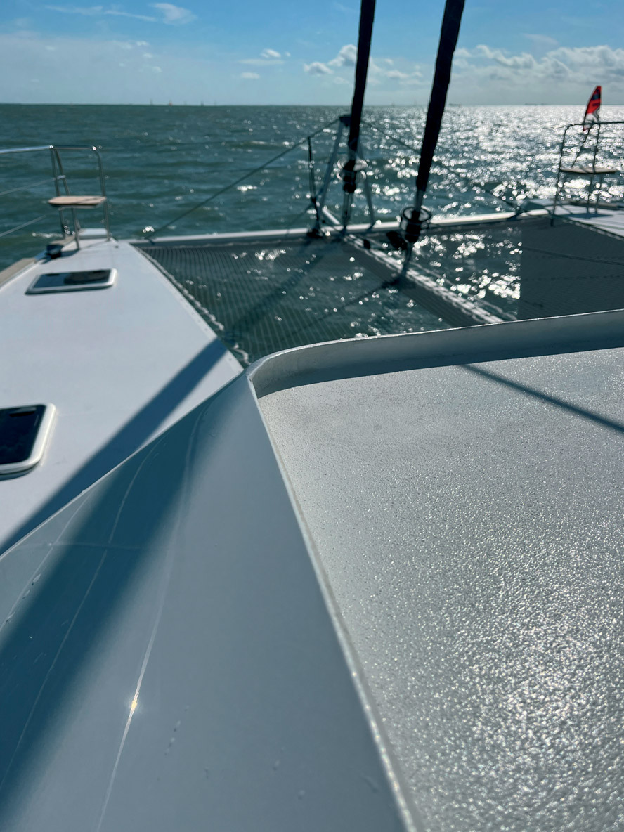 La nacelle très reculée fait la part belle au pontage avant et aux trampolines. Notez également le rebord du rouf : il complète la main courante et peut permettre de récupérer de l’eau de pluie.