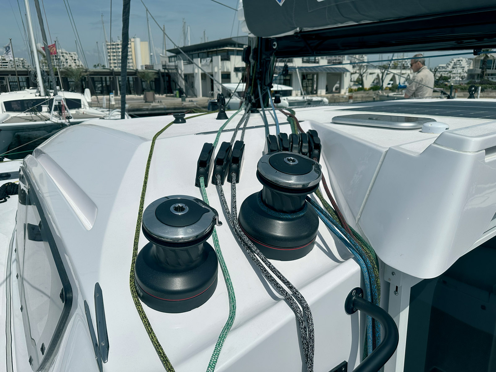 Bosses de ris, drisses, écoutes de grand-voile et de voiles d’avant convergent vers le piano, installé juste devant le poste de barre. Une organisation pensée pour les équipages réduits.