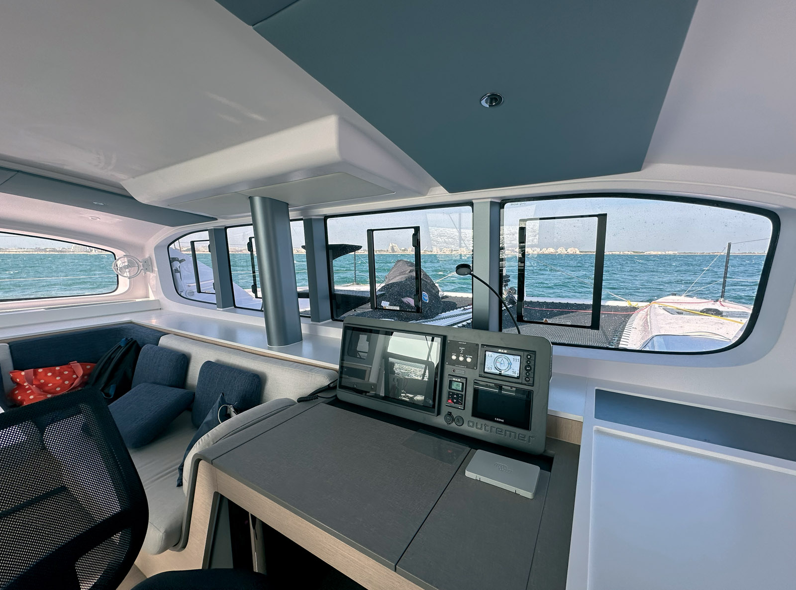 Orientée dans le sens de la marche, la table à cartes constitue un véritable poste de navigation. Associée au siège pivotant et à la visibilité à 360°, elle offre un excellent confort pendant les quarts.