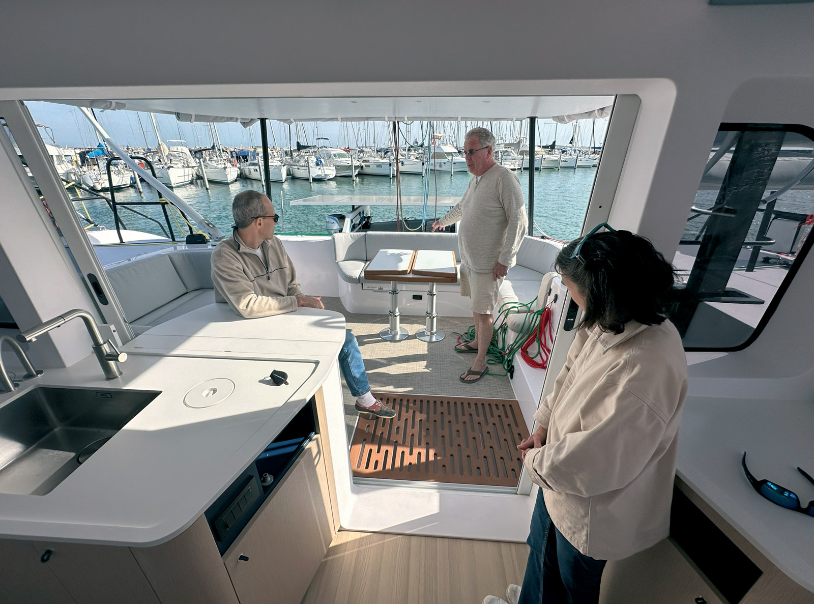 L’îlot reliant la cuisine en L au cockpit crée une véritable continuité entre les espaces de vie intérieur et extérieur. Une tablette basculante optimise encore cet effet « dedans-dehors ». Notez les nombreux rangements proposés.
