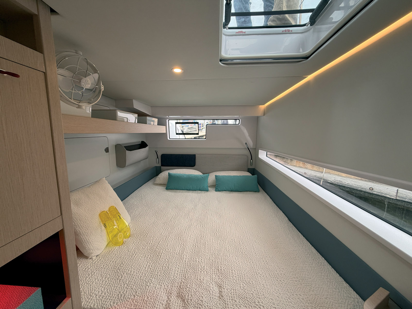Malgré des coques volontairement fines, les cabines arrière proposent des couchages Queen Size,  de nombreux rangements et  vune belle luminosité.