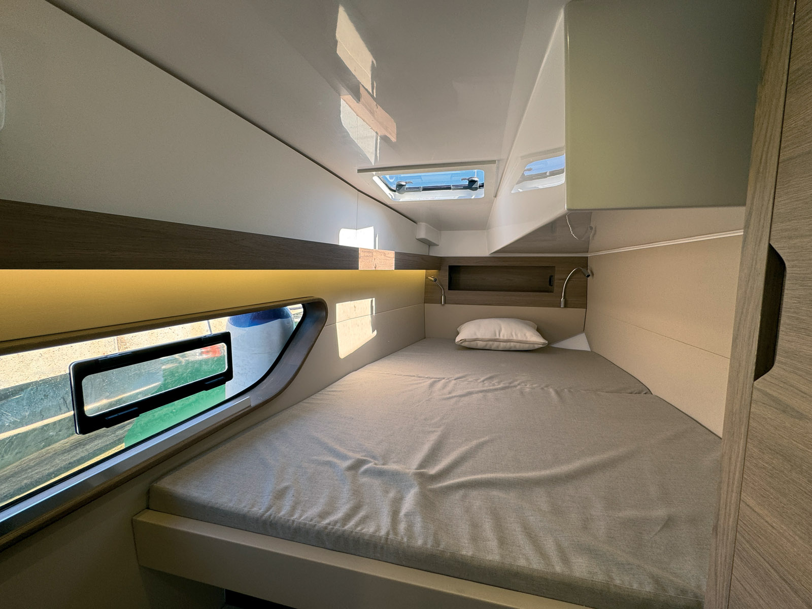 Voici la cabine avant d’une version trois cabines – nous sommes ici à bord de la coque #2 Sport Cruiser.